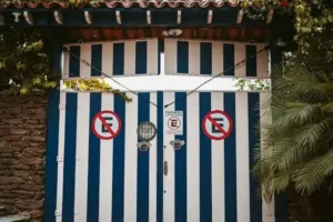 auto mal estacionado en un garaje, ¿que hacer?