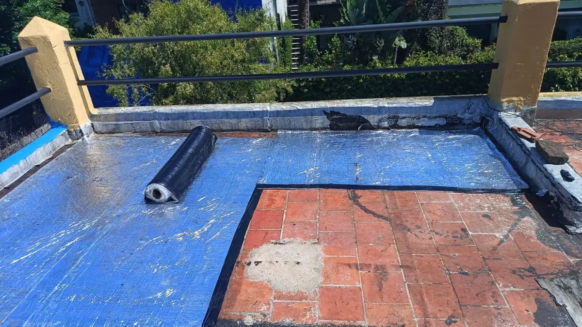 Impermeabilización de techo con membrana. Reparación de filtraciones y goteras de agua con membrana en exteriores.