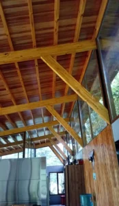 Sólida estructura de madera para techo de chapa. Colocación de estructura para futuro tinglado o entrepiso.