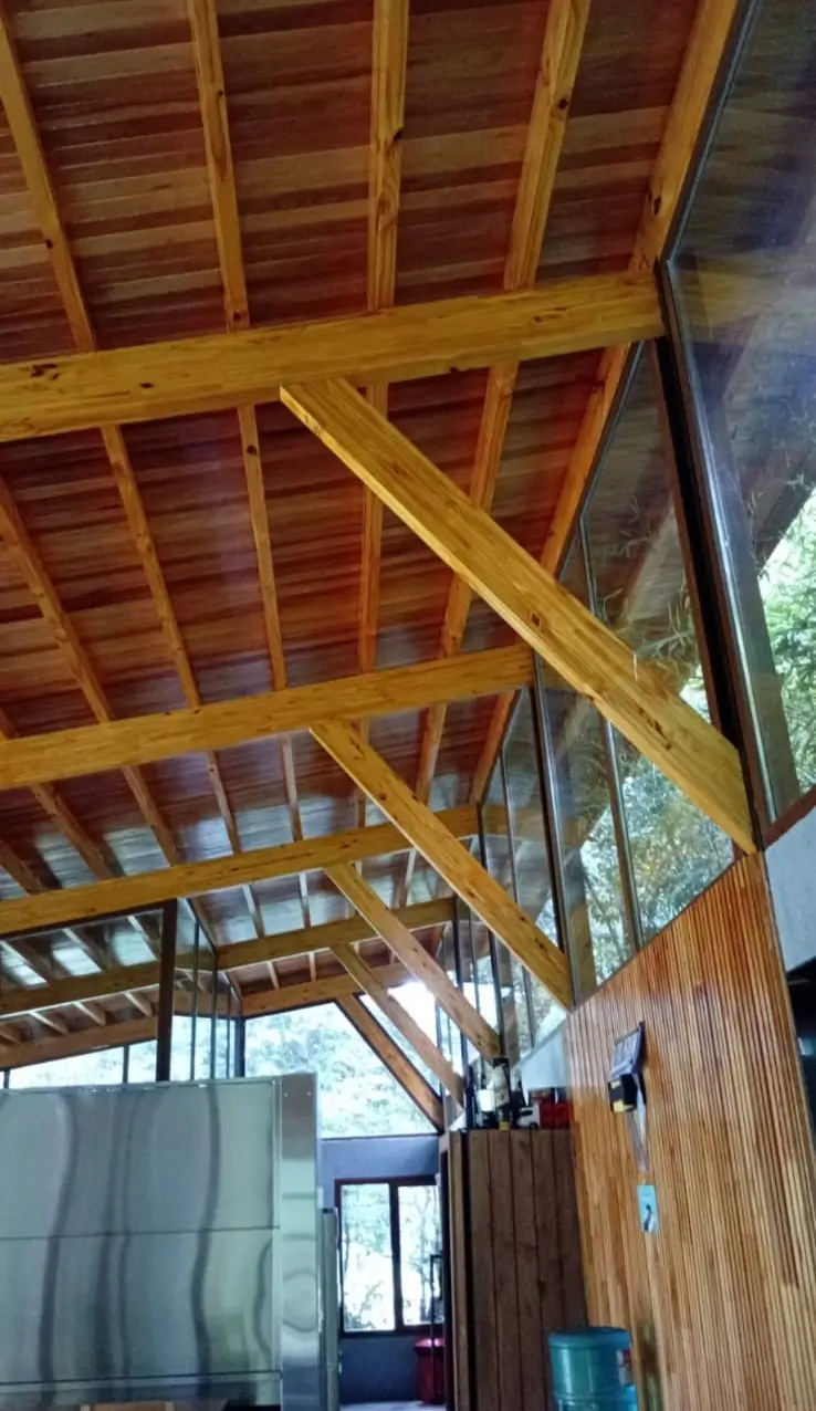 Sólida estructura de madera para techo de chapa. Colocación de estructura para futuro tinglado o entrepiso.