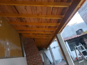 Colocación de maderas y estructura para galería techada. Trabajo con acabado final color oscuro. Materiales de calidad.