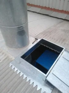 Colocación de zinguería techo. Abertura y extractor. Techista zinguero en zona norte
