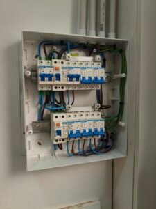 Tablero de térmicas compuesto. Cuánto sale una reparación de tablero?